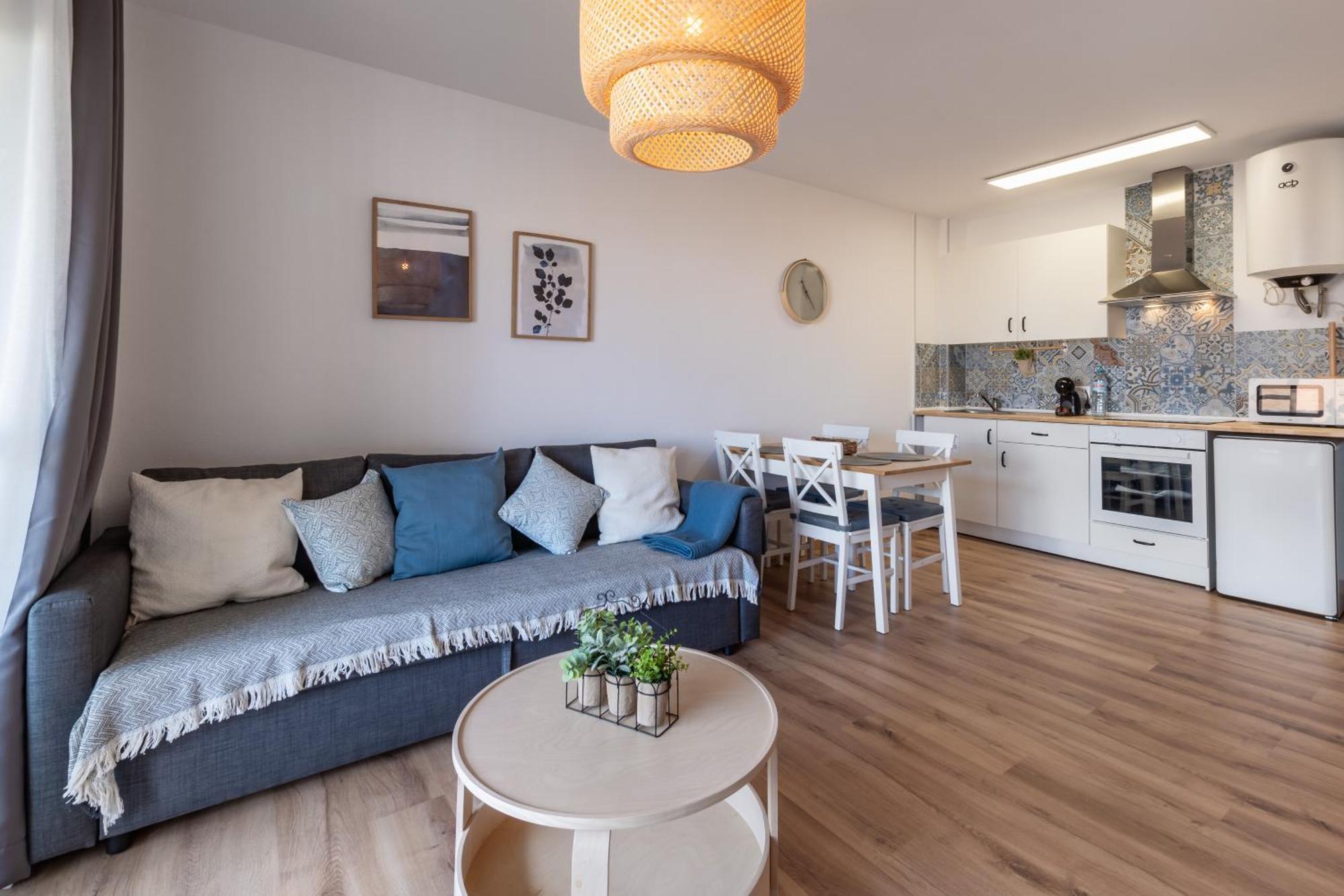 Renovated Apartment On Beachside With Pool Nerja Rom bilde