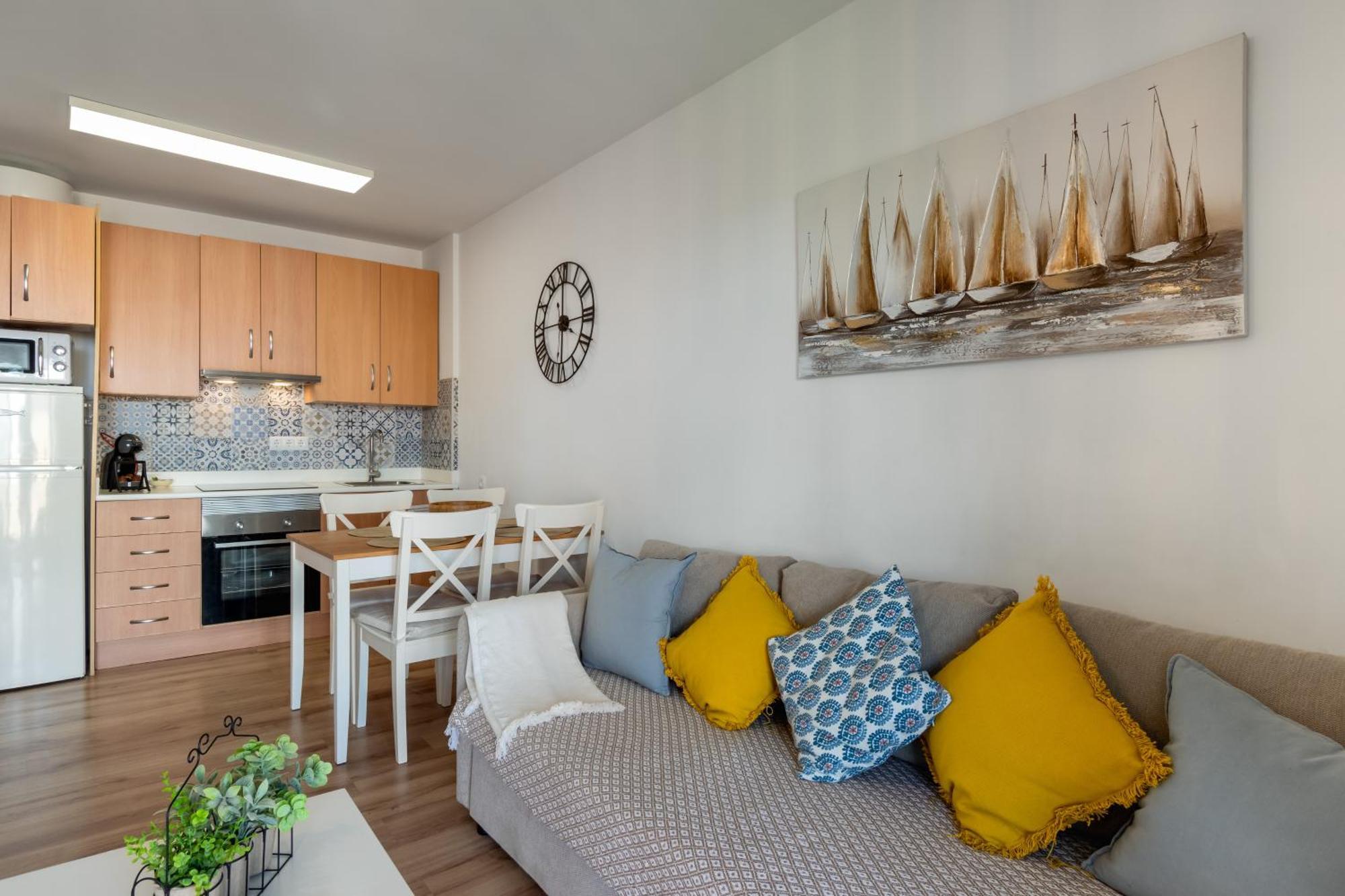 Renovated Apartment On Beachside With Pool Nerja Rom bilde