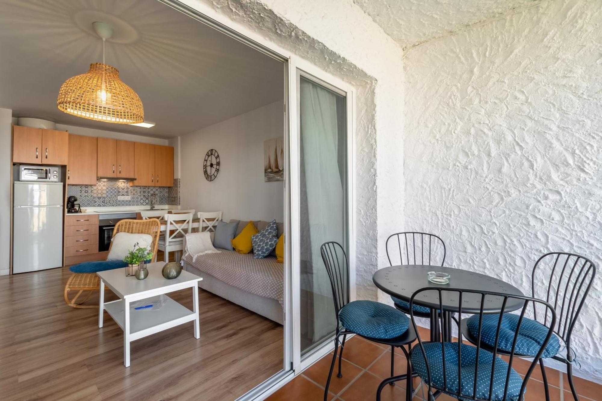 Renovated Apartment On Beachside With Pool Nerja Rom bilde